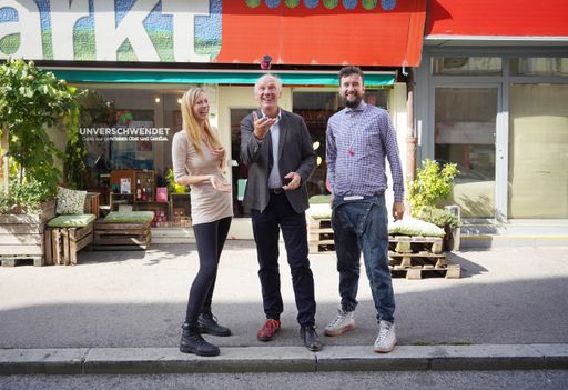 Vorschau Bild von Die Geschwister und Unverschwendet Gründer:innen Cornelia (links)
und Andreas (rechts) Diesenreiter und Schokolade Pionier Josef
Zotter (mitte).