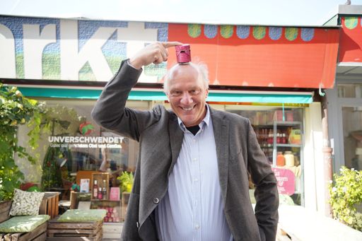 Vorschau Bild von Josef Zotter (Zotter Schokolade) bei Unverschwendet am
Schwendermarkt in Wien mit dem neuen "Unverschwendet Weichsel &
Zotter Schokolade Fruchtaufstrich" Kooperationsprodukt.