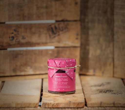 Vorschau Bild von Das Kooperationsprodukt von Unverschwendet und Zotter Schokolade:
"Unverschwendet Weichsel & Zotter Schokolade Fruchtaufstrich"