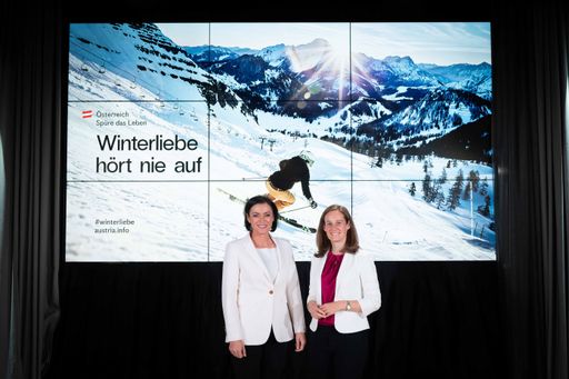 Bundesministerin Elisabeth Köstinger und
ÖW-Geschäftsführerin Lisa Weddig bei der
Winterauftakt-Pressekonferenz von BMLRT und Österreich Werbung