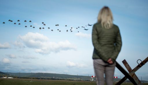 Glück ab - Gut Land“: 60 Jahre
Militär-Fallschirmspringen