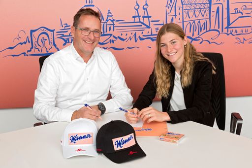  Josef Manner & Comp. AG; Vertragsunterzeichnung;
Sara Marita Kramer, Skispringerin; 14. 10. 2021;.Photo: Bernhard
Noll / Manner