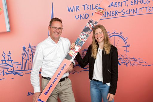Vorschau Bild von Josef Manner & Comp. AG; Vertragsunterzeichnung;
Sara Marita Kramer, Skispringerin; 14. 10. 2021;.Photo: Bernhard
Noll / Manner