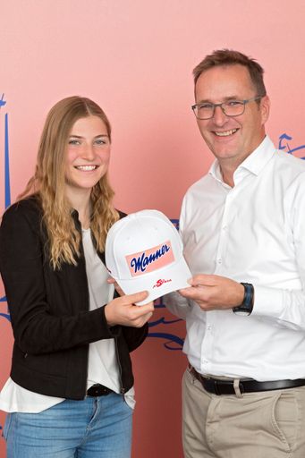 Vorschau Bild von Josef Manner & Comp. AG; Vertragsunterzeichnung;
Sara Marita Kramer, Skispringerin; 14. 10. 2021;.Photo: Bernhard
Noll / Manner