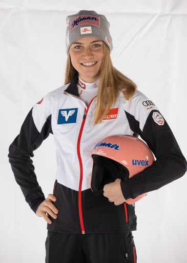 Vorschau Bild von Sara Marita Kramer startet mit Manner Helm