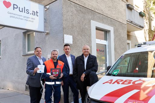 v.l.n.r. Landesgeschäftsführer des ARBÖ-Wien
Günther Schweizer, ARBÖ-Pannenfahrer Michael Wagner,
Geschäftsführender Präsident von Puls und Chefarzt der Berufsrettung
Wien Dr. med. univ. Mario Krammel, Präsident des Verein PULS Prof.
Harry Kopietz