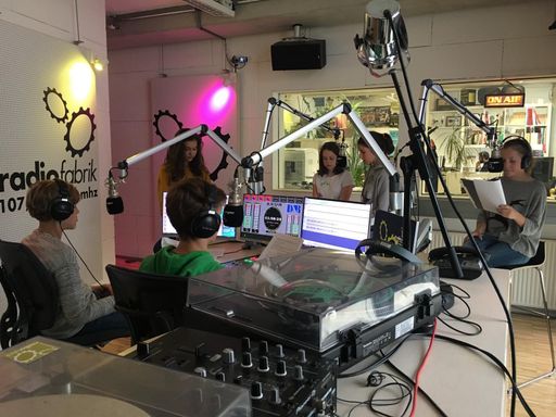 Vorschau Bild von Wer kann bei Kultur:Bildung einreichen? Einreichen
können österreichweit Lehrkräfte an allen Schulen mit
Öffentlichkeitsrecht in Kooperation mit Kulturschaffenden.