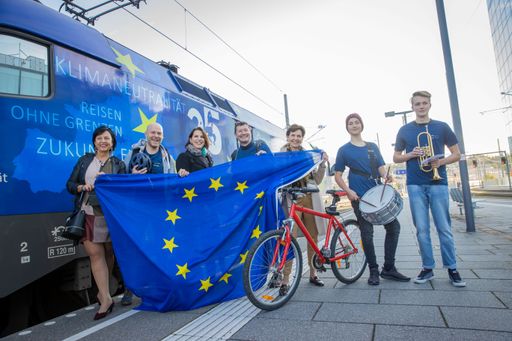 https://www.apa-fotoservice.at/galerie/26967 SALZBURG -
2021-10-15: Bundesländer-Tour der Vertretung der Europäischen
Kommission und der Österreichischen Gesellschaft für Europapolitik
Ankunft am Hauptbahnhof Salzburg Foto: Vertretung der Europäischen
Kommission in Österreich/APA Fotoservice/Franz Neumayr v.l. im Bild
Gritlind Kettl, Paul Schmidt, Bundesministerin für EU Karoline
Edtstadler, Martin Selmayr, Landtagspräsidentin Brigitta Pallauf,
Thomas Mitterlechner, Thomas Gruber,