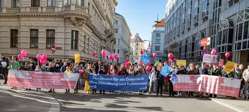 Etwa 2500 Teilnehmer, mehrheitlich junge Menschen
und Familien, nahmen am Samstag (16.10.) wieder am jährlichen Marsch
fürs Leben Teil, um auf das Recht auf Leben eines jeden Menschen
hinzuweisen - vor und nach der Geburt.