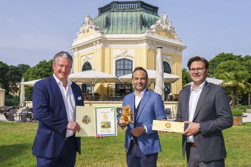 Der jö Bonus Club übernimmt die Patenschaft der
Eichkätzchen im Tiergarten Schönbrunn: Tiergarten-Direktor Stephan
Hering-Hagenbeck, Andreas Stockinger, Leiter jö Partnermanagement,
und jö Geschäftsführer Mario Günther Rauch (v.l).