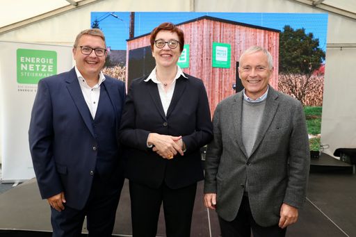 Martin Graf (Vorstandsdirektor Energie
Steiermark),Theresia Vogel (Geschäftsführerin Klima- und
Energiefonds) und Christian Purrer (Vorstandssprecher Energie
Steiermark).