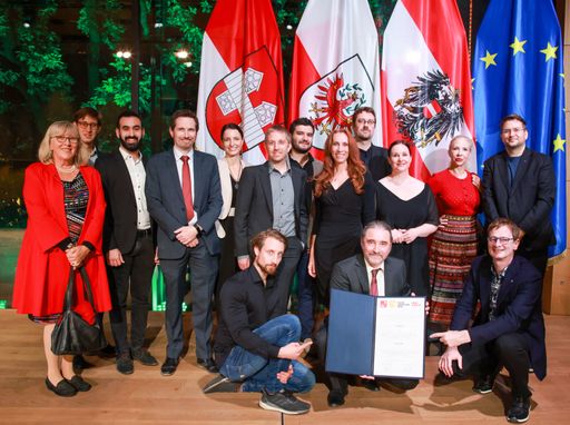 v.l.n.r.: Eva Lihtenberger, Jakob Etzel, Abdul
Aydemir, Holm Gero Hümmler, Nana Walzer, Martin Moder, Florian
Aigner, Eduardo Alvarado, Sophia Krappweis, Alexander Waschakau,
Tommy Krappweis, Alexa Waschkau, Sonja Seiser, Bernd Harder, Daniel
Gerer.