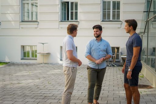 Daniel Müller, Johann Katzlinger und Lukas
Schobesberger (vlnr) bei der Übergabe
