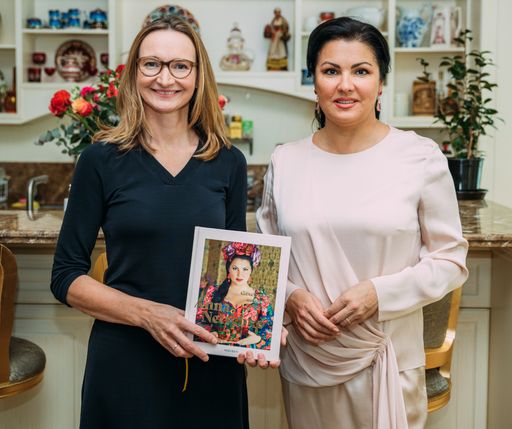Vorschau Bild von Verlegerin Elisabeth Stein-Hölzl, MOLDEN Verlag,
und Anna Netrebko mit ihrem ersten Buch "Der Geschmack meines
Lebens"