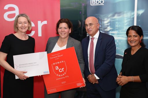 Cornelia Bauer (Mitte) ist stolze ACR Woman Award 2021 Gewinnerin