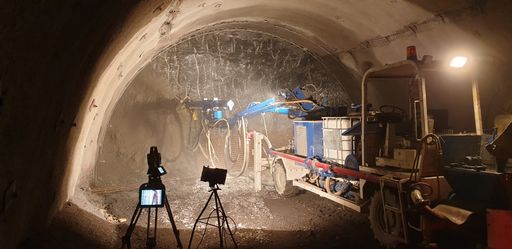 Vorschau Bild von Der flüssige Spritzbeton wird auf die Tunnelwand über eine Düse
aufgetragen.