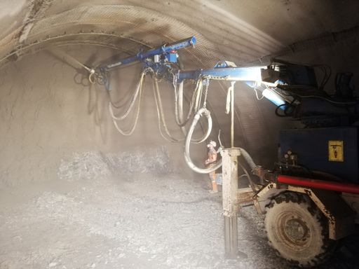 Vorschau Bild von Der flüssige Spritzbeton wird auf die Tunnelwand über eine Düse
aufgetragen.