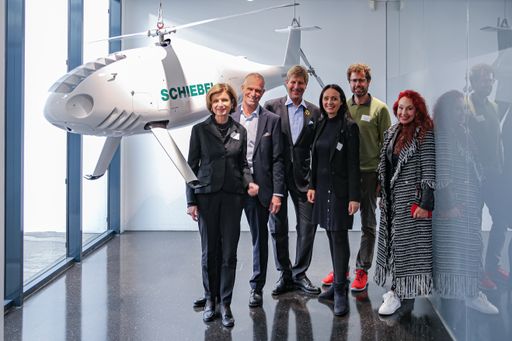 v.l.: Club Tirol Vizepräsidentin Renate Danler, Hannes Hecher (
CEO Schiebel), Club Tirol Präsident Julian Hadschieff und die
Vorstandsmitglieder Martina Scheiber, Martin Trenkwalder und
Charlotte Sengthaler.
