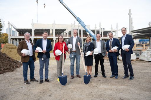 v.l.: Till Utermöhlen, Projektleiter im Auftrag von
NTT Global Data Centers EMEA AT, Bernhard Gross, Manager Direct
Sales, NTT Global Data Centers EMEA AT, Margarete Schramböck,
Bundesministerin für Digitalisierung und Wirtschaftsstandort der
Republik Österreich, Walter Kasal, Head of the Regions Austria &
Switzerland, NTT Global Data Centers EMEA AT, Nora Lawender, CEO,
NTT Ltd. in Austria, Rob Lopez, Regional Director Europe, NTT Ltd.,
Rene Tritscher, CEO Austrian Business Agency, Roman Oberauer, Vice
President Go to Market und Innovation, NTT Ltd. in Austria