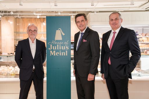 Vorschau Bild von https://www.apa-fotoservice.at/galerie/26795 Im Bild v.l.n.r.:
Herbert Vlasaty (Geschäftsführer Julius Meinl am Graben), KommR
Peter Hanke (Stadtrat der Stadt Wien), Mag. Udo Kaubek
(Geschäftsführer Julius Meinl am Graben)