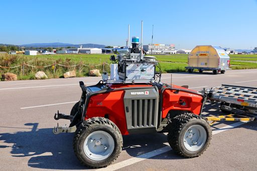 Das automatisierte Fahrzeug Reform Metron P48 RC
auf dem Gelände des Flughafens in Linz.