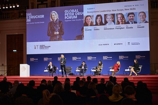 Vorschau Bild von Amy Edmondson am Podium des Global Peter
Drucker-Forum 2019