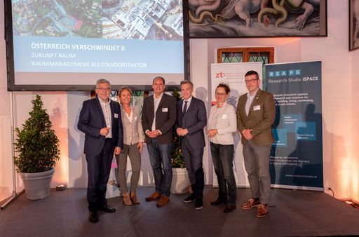  Landesrat DI Dr Josef Schwaiger (ÖVP), Bgm-Stv.
Dr.*in Barbara Unterkofler (ÖVP), Dr. Thomas Prinz (RSA FG),
Moderator Mag. Tarek Leitner, Stadträtin Mag*a Martina Berthold (Die
Grünen), DI Dr. Rainer Kolator (Kolator ZT)