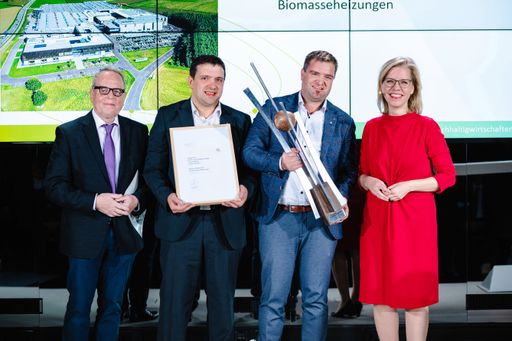Anton und Markus Hargassner, Geschäftsführer der
Hargassner Unternehmensgruppe freuen sich über den Staatspreis.
