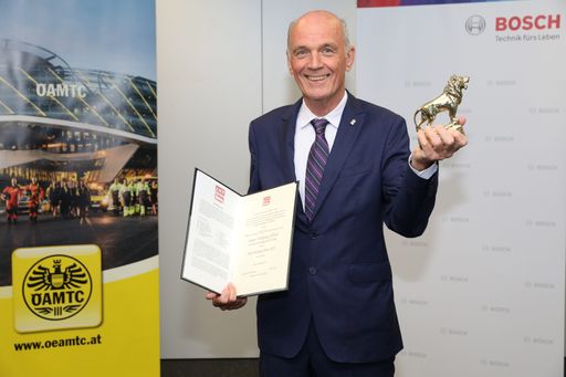 Am 21. Oktober 2021 wurde im Bosch Österreich-Headquarter in
Wien-Erdberg Dr. Wolfgang Ullrich für sein herausragendes Engagement
im Motorsport mit dem Béla Barényi Preis ausgezeichnet.