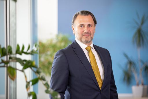 Alp Dalkilic (49) wird – vorbehaltlich der Genehmigung durch die
Aufsicht – mit 1. November in den Vorstand der Anadi Bank einziehen.
Dalkilic, der seit Mai den bankinternen FinTech der Anadi Bank
leitet, wird auf Vorstandsebene von Klagenfurt aus für die gesamte
FinTech-Strategie der Bank verantwortlich sein.