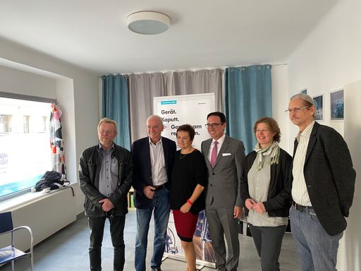 v.l. Andreas Mrkvicka, Bezirksrat des 16. Bezirks;
Sepp Eisenriegler, Vorsitzender RepaNet, Geschäftsführer Reparatur-
und Service-Zentrum R.U.S.Z; Eva Weissmann, Bezirksvorsteher
Stellvertreterin des 16. Wiener Gemeindebezirks; Werner Panhauser,
Vorstand Vertrieb und Marketing Helvetia Österreich; Barbara
Obermaier, Bezirksvorsteher Stellvertreterin des 16. Wiener
Gemeindebezirks; Matthias Neitsch, Geschäftsführer RepaNet