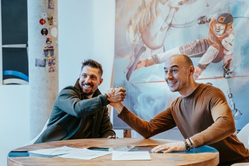 Vorschau Bild von Marcel Hirscher und Künstler Tom Lohner präsentieren gemeinsames
Kunstwerk zugunsten Licht ins Dunkel.