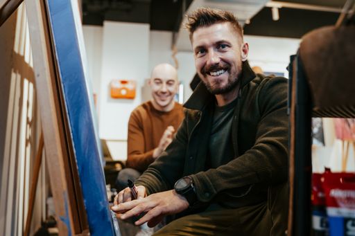 Vorschau Bild von Marcel Hirscher und Künstler Tom Lohner präsentieren gemeinsames
Kunstwerk zugunsten Licht ins Dunkel. Marcel Hirscher unterzeichnet
das Gemälde.