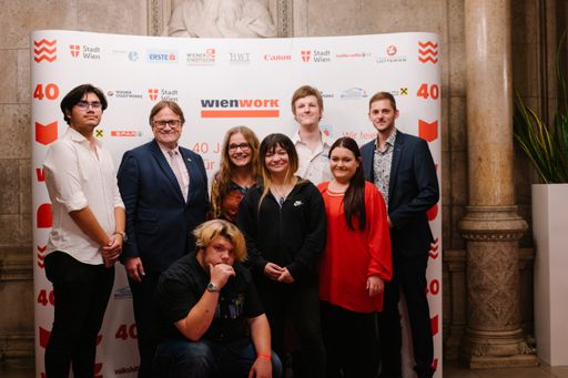 Gruppenbild mit wienwork Geschäftsführer Wolfgang Sperl,
Öffentlichkeitsarbeiterin Andrea Angermann, SPÖ-Lehrlings- und
Jugendsprecher/GR Benjamin Schulz sowie Lehrlinge von wienwork