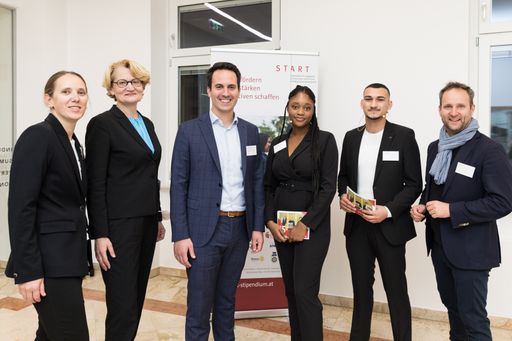  V.l.n.r.: Katrin Bernd, Geschäftsführerin des
Vereins START-Stipendien Wien, Agnes Berlakovich,
Magistratsabteilung 40 der Stadt Wien für Soziales, Sozial- und
Gesundheitsrecht und Stiftungsorgan der Allgemeinen Wiener
Mittelschulstipendien-Stiftung, Christoph Wiederkehr,
Vizebürgermeister und Bildungsstadtrat der Stadt Wien,
START-Stipendiatin Tracy-Cindy Agbogbe und START-Stipendiat Zidan
Aldarwish und Matthias Strolz, erster Geschäftsführer des Vereins
START-Stipendien Wien