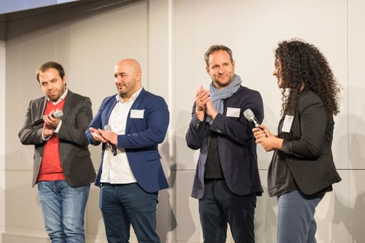 Vorschau Bild von START-Stipendiat:innen der ersten beiden Jahrgänge
Ara Karepetyan (links im Bild), Ahmet Iscel (2.v.l.) und Sahire
Bozkurtim (rechts im Bild) Gespräch mit Matthias Strolz (2.v.r.),
der als erster Geschäftsführer maßgeblich am Aufbau des Vereins
START-Stipendien Wien beteiligt war.