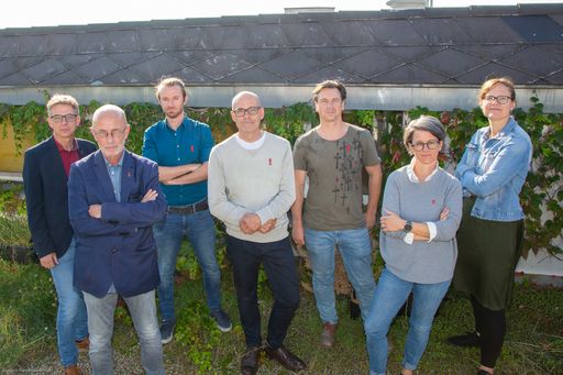 die Leiter*innen der Österreichischen AIDS-Hilfen
v. l. n. r. Manfred Rupp (Steiermark), Klaus Stummer
(Oberösterreich), Georg Gierzinger (Tirol), Günter Nagele (Kärnten),
Willi Maier (Salzburg), Angela Knill (Vorarlberg), Andrea Brunner
(Wien, Niederösterreich und Burgenland) kämpfen vereint gegen die
Stigmatisierung von HIV-positiven Menschen