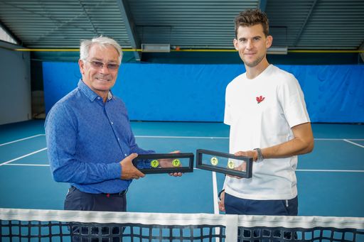 Post-Generaldirektor DI Dr. Georg Pölzl hat Tennisprofi Dominic
Thiem die ersten Exemplare "seiner" Sonderbriefmarke am Tennisplatz
überreicht.