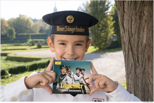 Sängerknabe mit CD