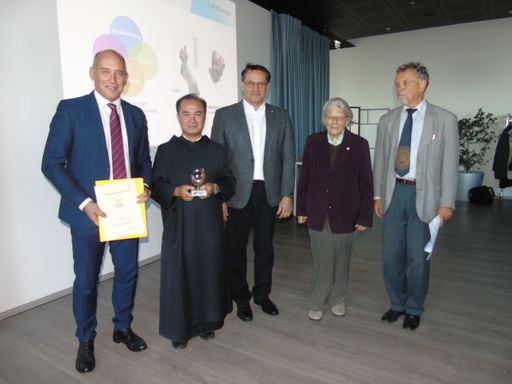 Vorschau Bild von Frater Antonius Nguyen (Prior des Wiener Konventes), Albin
Knauder MSc (Umweltbeauftragter) und Vorstandsmitglieder von
EUROSOLAR AUSTRIA bei der Preisverleihung