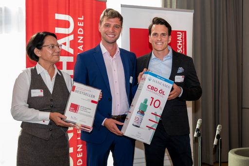 Maria Akhavan (Rundschau) überreicht den Preis zum Bestseller des
Jahres 2021 an Geschäftsführer Florian Lorenz und Christopher
Martens (beide Hanfama)