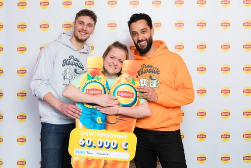 Vorschau Bild von Die Cafébetreiber (v. l. n. r.) Tim Schneider, Olivia Kowolik und
Can Özkaya aus Hamburg haben deutschlandweit den 2. Platz der Lipton
Ice Tea "Schenke ein Lächeln" Kampagne belegt und erhalten den
Scheck über 60.000 Euro für ihr Café Kowolik. / Lipton Ice Tea
"Schenke ein Lächeln" Sommer-Kampagne: Das sind die Top 3
Gewinner-Gastronomien! / Weiterer Text über ots und
www.presseportal.de/nr/58045 / Die Verwendung dieses Bildes ist für
redaktionelle Zwecke unter Beachtung ggf. genannter
Nutzungsbedingungen honorarfrei. Veröffentlichung bitte mit
Bildrechte-Hinweis.