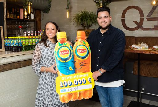 Vorschau Bild von Adriana Cerami, Leiterin Unternehmenskommunikation bei PepsiCo
DACH (links) übergibt den Scheck über 100.000 Euro an Jihad El-Turk,
Inhaber von Q41 (rechts), die deutschlandweit den 1. Platz der
Lipton Ice Tea "Schenke ein Lächeln" Kampagne belegt haben. / Lipton
Ice Tea "Schenke ein Lächeln" Sommer-Kampagne: Das sind die Top 3
Gewinner-Gastronomien! / Weiterer Text über ots und
www.presseportal.de/nr/58045 / Die Verwendung dieses Bildes ist für
redaktionelle Zwecke unter Beachtung ggf. genannter
Nutzungsbedingungen honorarfrei. Veröffentlichung bitte mit
Bildrechte-Hinweis.