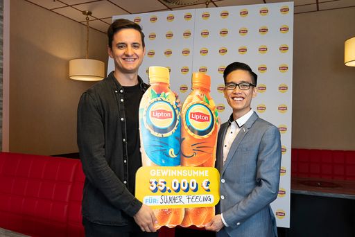 Vorschau Bild von Assistant Marketing und Event Manager von PepsiCo Sebastian Grimm
(links) übergibt den Scheck über 35.000 Euro an Jeff Ho von Summer
Feeling aus Essen (rechts), die deutschlandweit den 3. Platz der
Lipton Ice Tea "Schenke ein Lächeln" Kampagne belegt haben. /
Weiterer Text über ots und www.presseportal.de/nr/58045 / Lipton Ice
Tea "Schenke ein Lächeln" Sommer-Kampagne: Das sind die Top 3
Gewinner-Gastronomien! / Die Verwendung dieses Bildes ist für
redaktionelle Zwecke unter Beachtung ggf. genannter
Nutzungsbedingungen honorarfrei. Veröffentlichung bitte mit
Bildrechte-Hinweis.