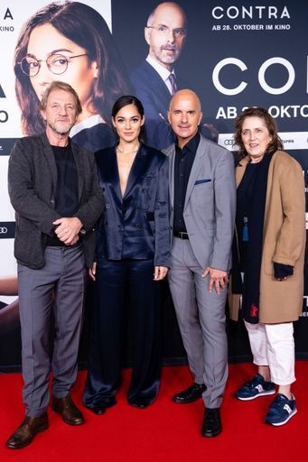 Vorschau Bild von COLOGNE, GERMANY - OCTOBER 25: (L-R) Sönke Wortmann, Nilam
Farooq, Christoph Maria Herbst and Petra Müller attend the premiere
of "Contra" at Cinedom on October 25, 2021 in Cologne, Germany.
(Photo by Joshua Sammer/Getty Images for Constantin Film) / Weiterer
Text über ots und www.presseportal.de/nr/12946 / Die Verwendung
dieses Bildes ist für redaktionelle Zwecke unter Beachtung ggf.
genannter Nutzungsbedingungen honorarfrei. Veröffentlichung bitte
mit Bildrechte-Hinweis.