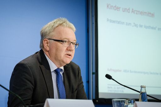  Mathias Arnold, Vizepräsident der ABDA - Bundesvereinigung
Deutscher Apothekerverbände und des Zusammenschlusses der Apotheker
in der Europäischen Union (ZAEU, engl. PGEU, frz. GPUE) / Weiterer
Text über ots und www.presseportal.de/nr/7002 / Die Verwendung
dieses Bildes ist für redaktionelle Zwecke unter Beachtung ggf.
genannter Nutzungsbedingungen honorarfrei. Veröffentlichung bitte
mit Bildrechte-Hinweis.
