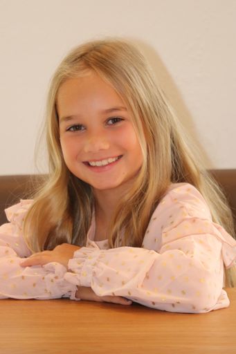 Vorschau Bild von Lena Helminger alleine sitzend