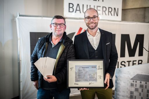 Vorschau Bild von Übergabe Gleichengeld | Hr. Walter Scherzer (BÖHM
Stadtbaumeister) und Herr DI Kevin Soemmer (Leitung Baumanagement
WINEGG) - v.l.n.r.