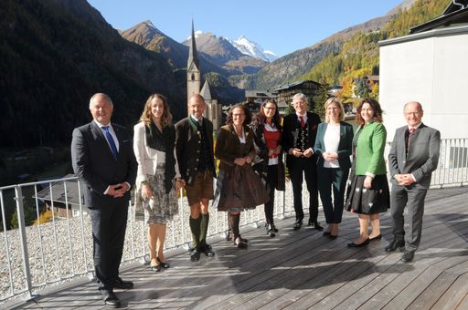 Die 26. Sitzung des höchsten Entscheidungsgremiums
des Nationalparks Hohe Tauern fand anlässlich des 50 Jahr Jubiläums
der 'Vereinbarung von Heiligenblut' in Heiligenblut statt. Unter
Schirmherrschaft von LH Peter Kaiser (Kärnten) tagten die
politischen Entscheidungsträger. Im Bild LH Kaiser,
Klimaschutzministerin Leonore Gewessler und die politischen
Vertreterinnen und Nationalparkdirektoren von Kärnten, Salzburg und
Tirol, sowie Ratssekretärin.