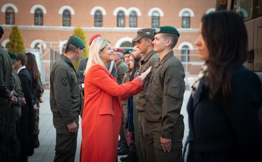 Vorschau Bild von Tanner verlieh Covid-19-Erinnerungsmedaillen an die
„Heldinnen und Helden“ des Bundesheeres